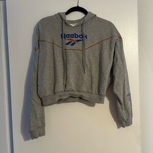 Cropped Reebok sweatshirt